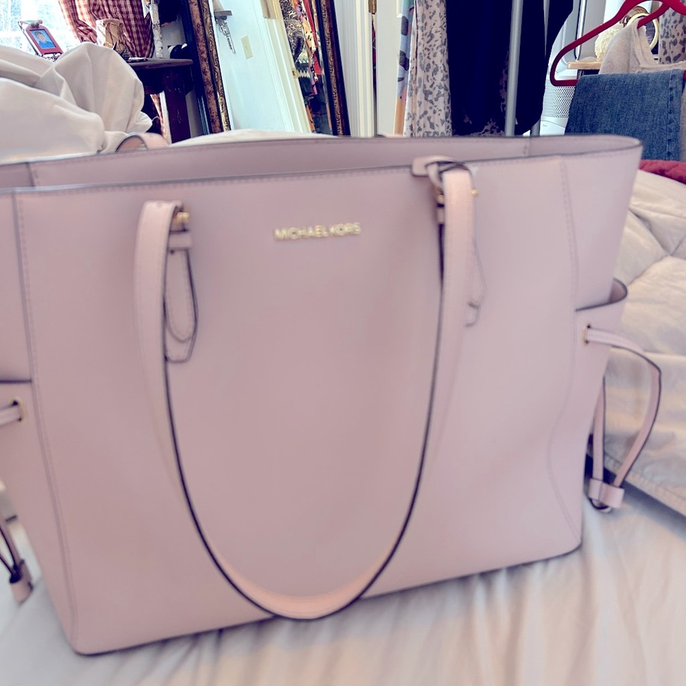 Beautiful Lightly used Michael Kors bag
